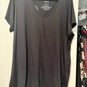 Torrid Black V-Neck Short Sleeve Tee